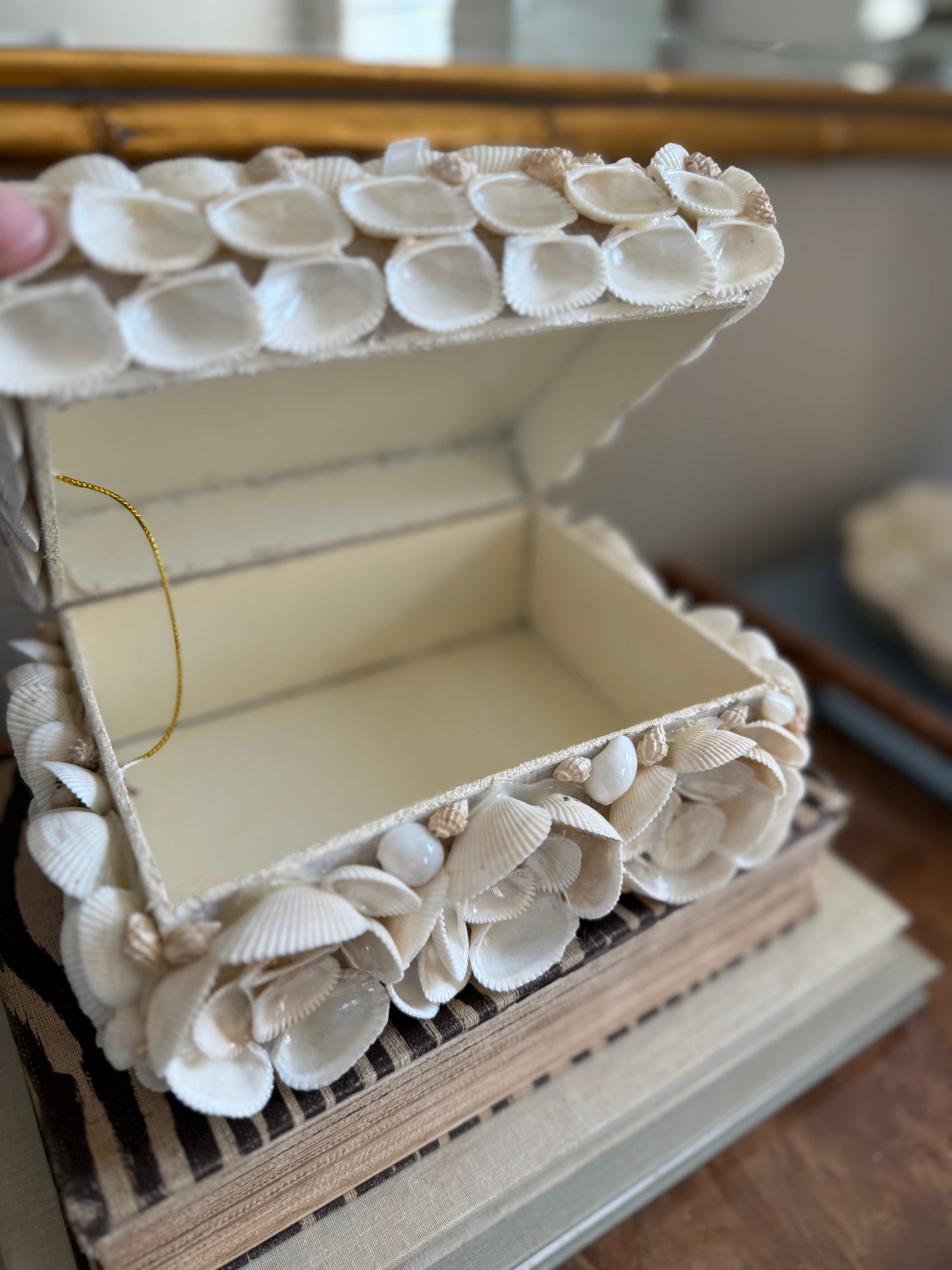 Blanc Seashell Box